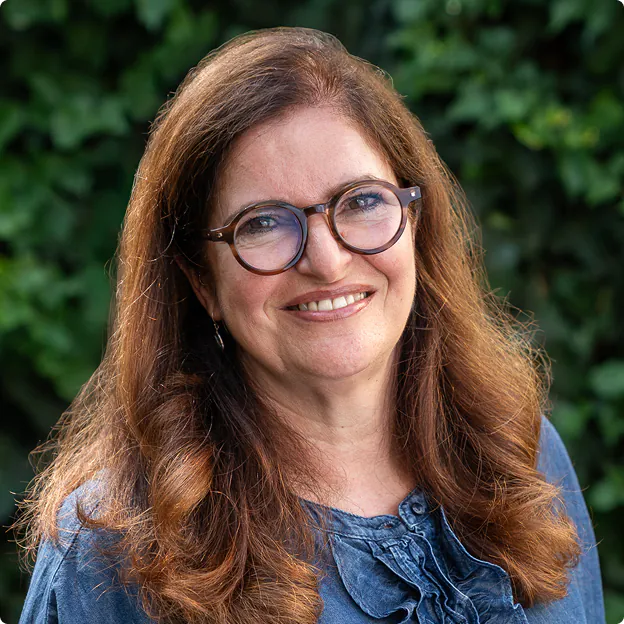 Porträt von Susanne Hahn, Ansprechpartnerin für Nachlassfragen, mit herzlichem Lächeln.