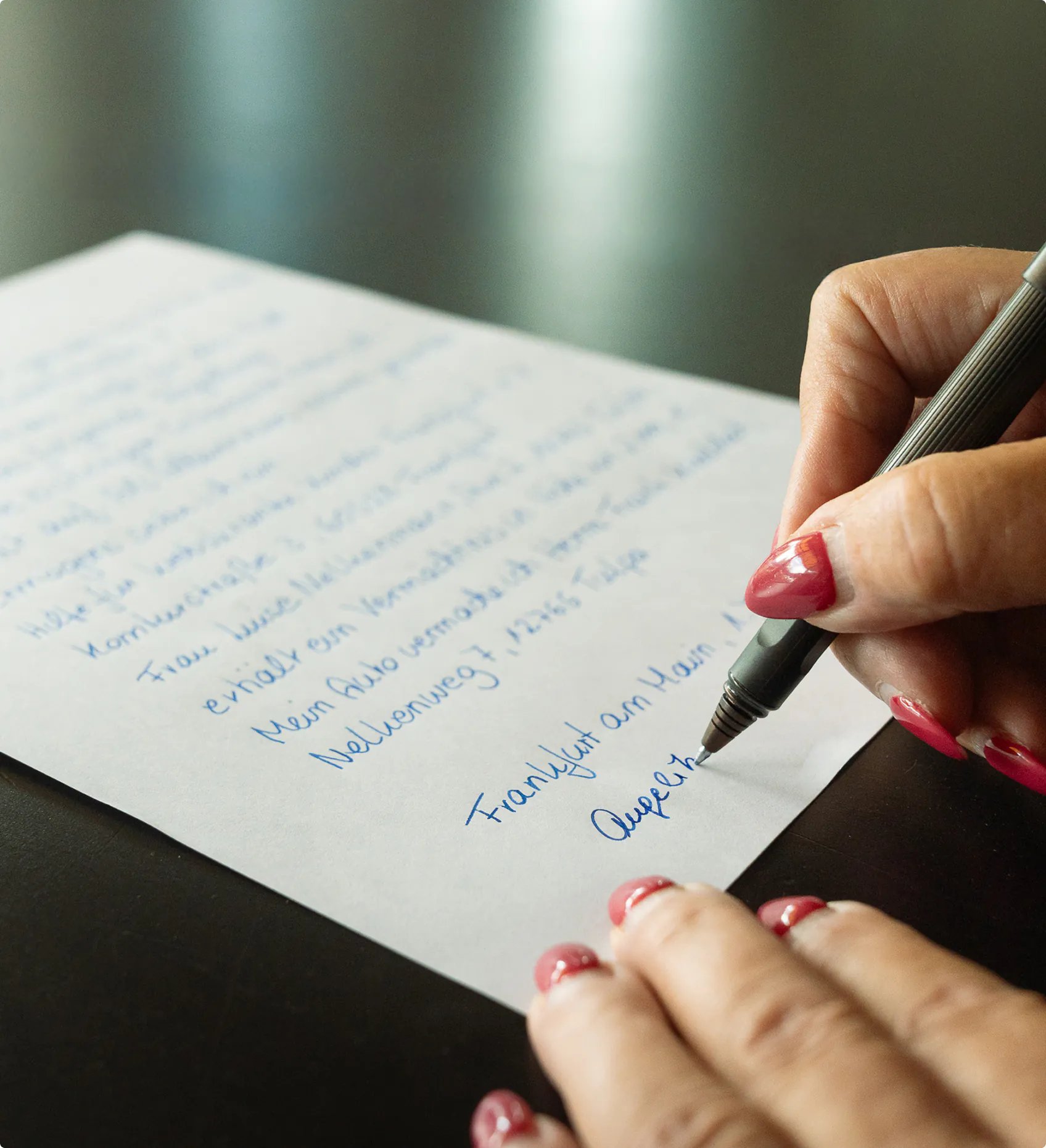 Nahaufnahme einer Hand, die ein handschriftliches Testament verfasst und unterschreibt.